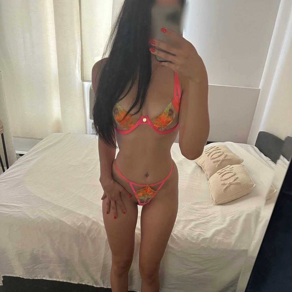 Melina is Female Escorts. | London | Ontario | Canada | scarletamour.com 