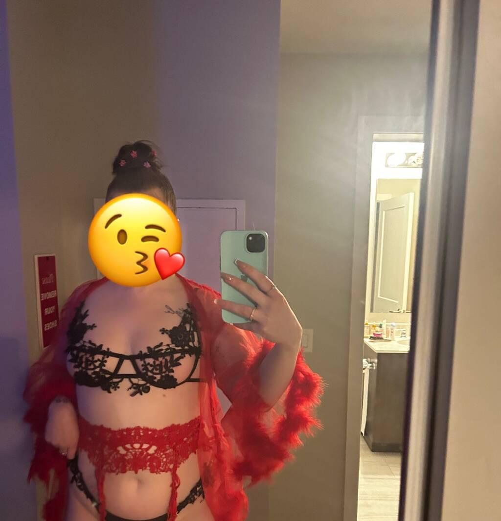 Aurora is Female Escorts. | Hamilton | Ontario | Canada | scarletamour.com 