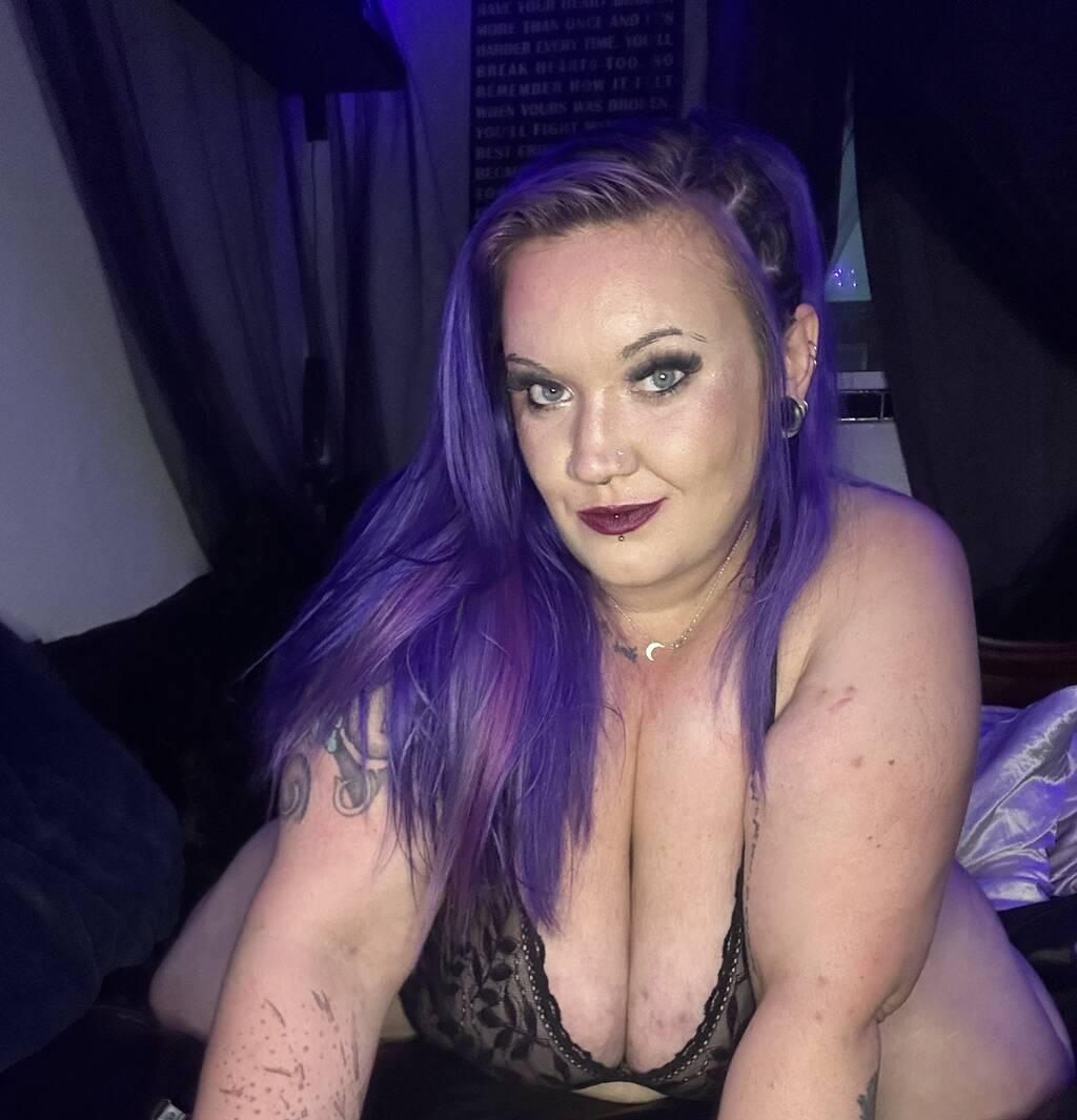 NICKI SINNS  {BBW} is Female Escorts. | London | Ontario | Canada | scarletamour.com 