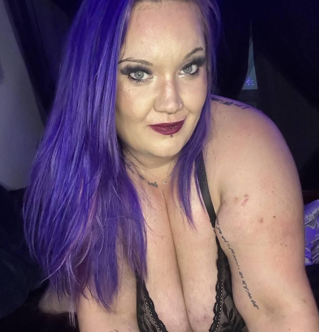 NICKI SINNS  {BBW} is Female Escorts. | London | Ontario | Canada | scarletamour.com 