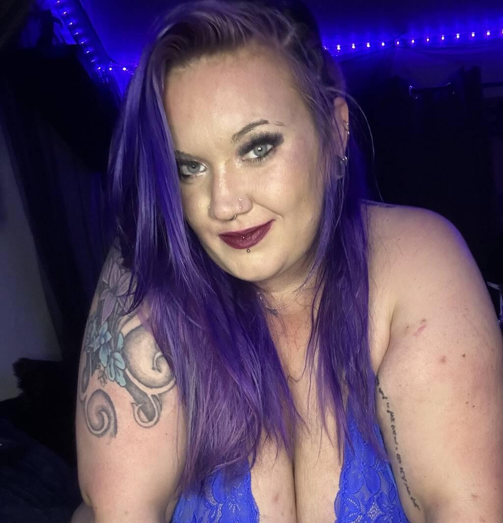 NICKI SINNS  {BBW} is Female Escorts. | London | Ontario | Canada | scarletamour.com 