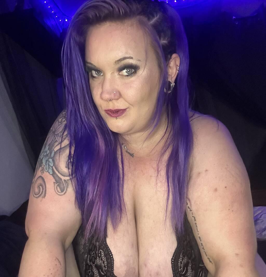 NICKI SINNS  {BBW} is Female Escorts. | London | Ontario | Canada | scarletamour.com 