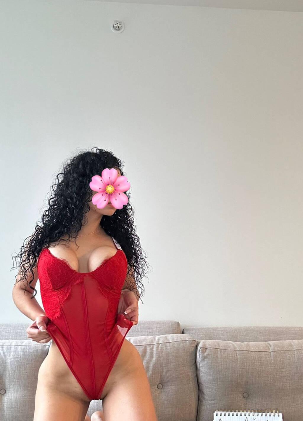 Renata is Female Escorts. | Vancouver | British Columbia | Canada | scarletamour.com 