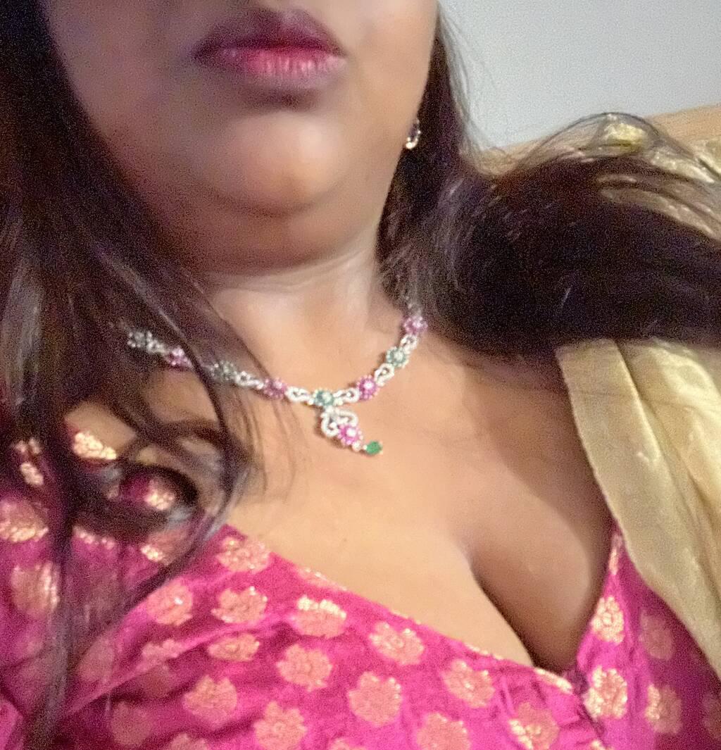 Nandhini is Female Escorts. | Toronto | Ontario | Canada | scarletamour.com 