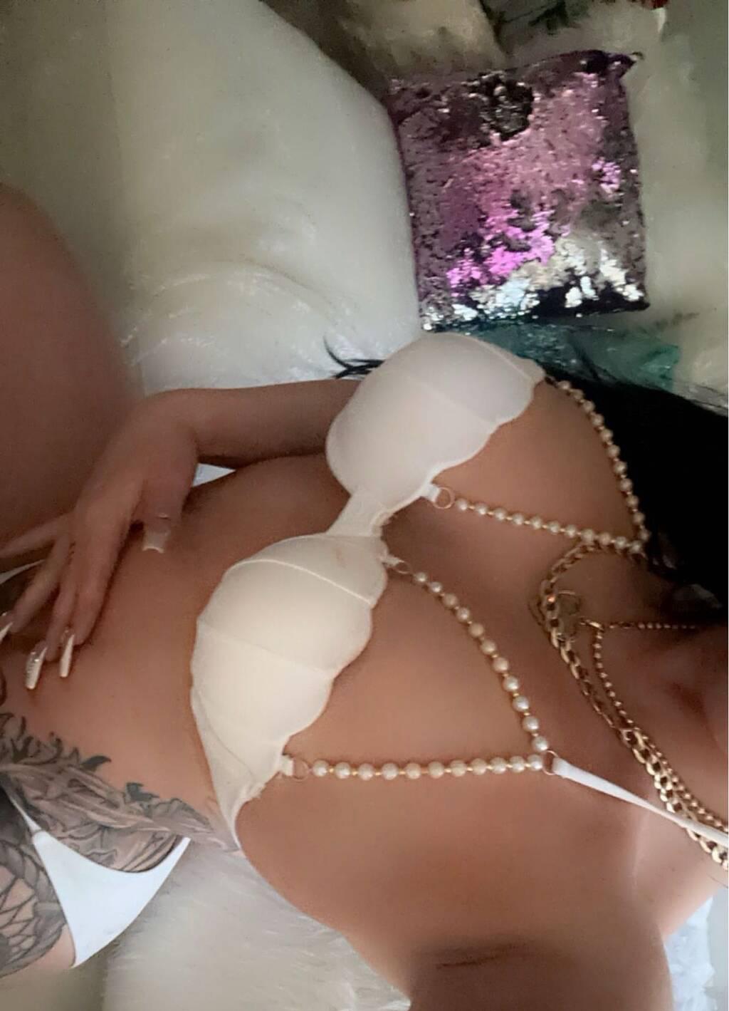 Cristal is Female Escorts. | Vancouver | British Columbia | Canada | scarletamour.com 