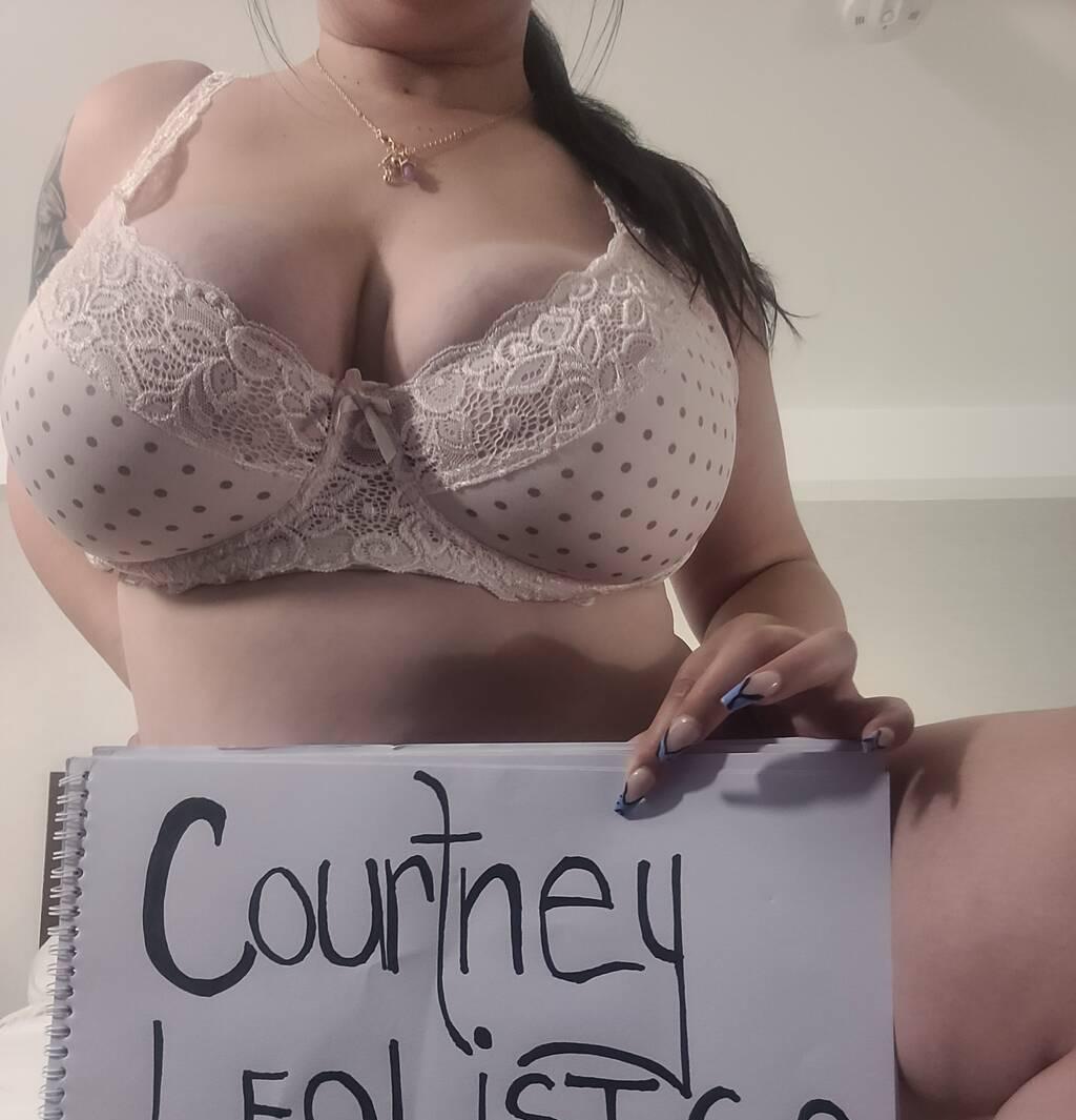 Courtney is Female Escorts. | windsor | Ontario | Canada | scarletamour.com 