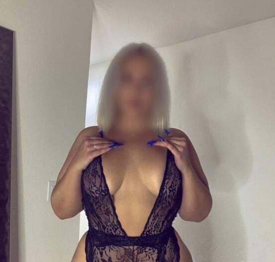 HOLYY is Female Escorts. | Calgary | Alberta | Canada | scarletamour.com 