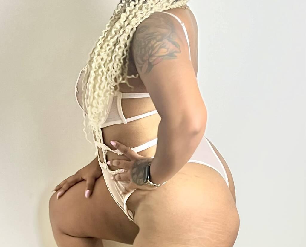 Carmella is Female Escorts. | Hamilton | Ontario | Canada | scarletamour.com 