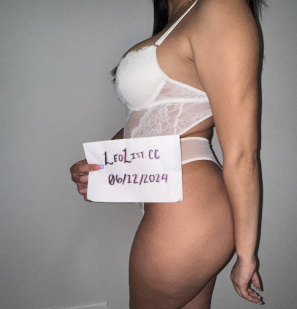 Mia is Female Escorts. | London | Ontario | Canada | scarletamour.com 