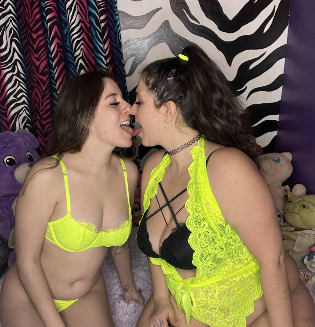 allie et didi is Female Escorts. | Sherbrooke | Quebec | Canada | scarletamour.com 