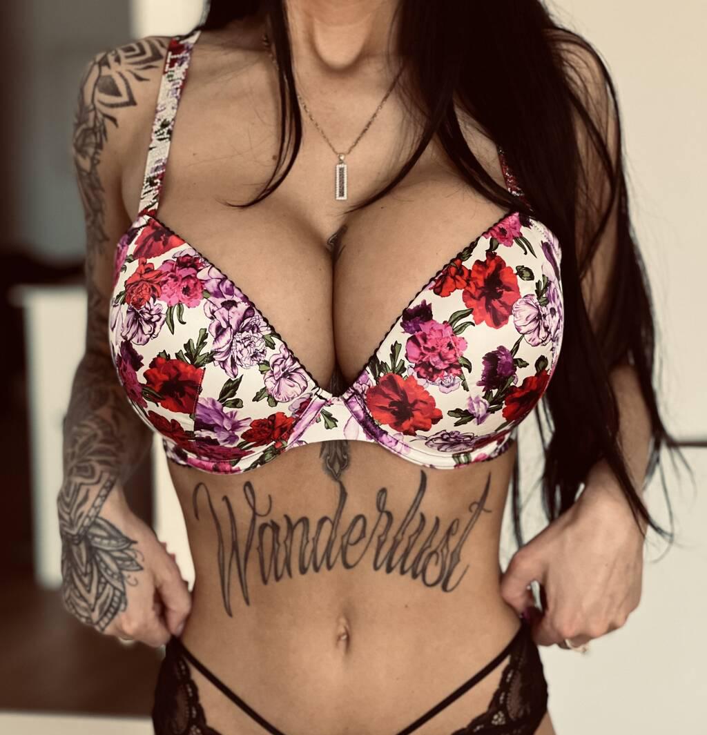 Jenna white is Female Escorts. | Montreal | Quebec | Canada | scarletamour.com 