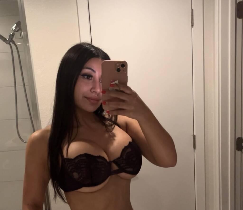 Farah is Female Escorts. | Montreal | Quebec | Canada | scarletamour.com 