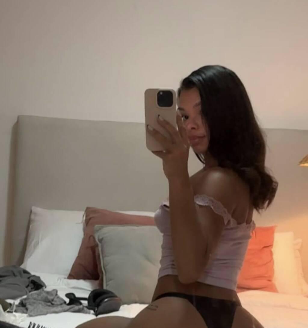 Selena is Female Escorts. | London | Ontario | Canada | scarletamour.com 