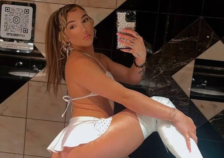 Molly is Female Escorts. | Quebec City | Quebec | Canada | scarletamour.com 