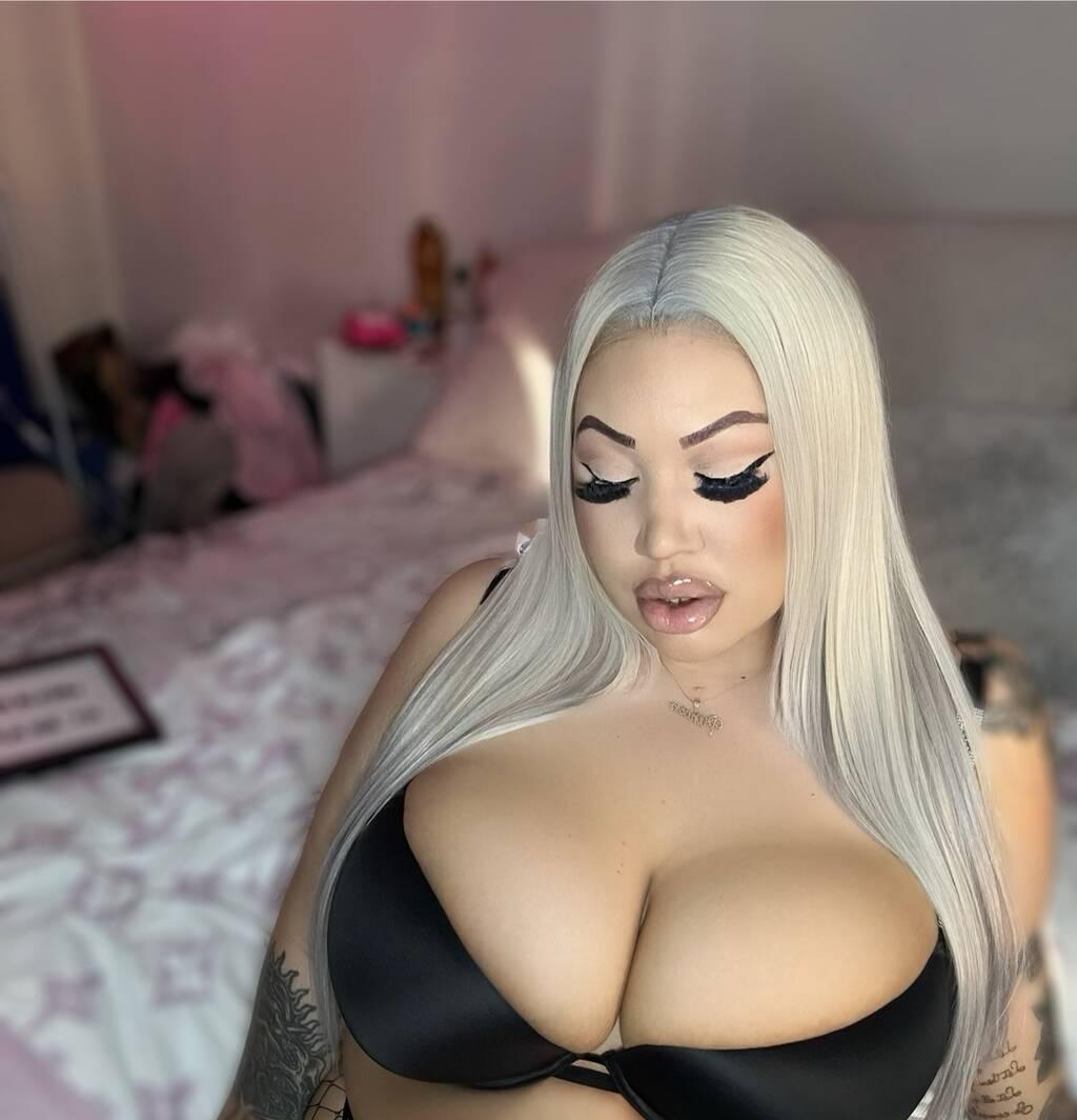 Chloe Cashmere is Female Escorts. | Calgary | Alberta | Canada | scarletamour.com 