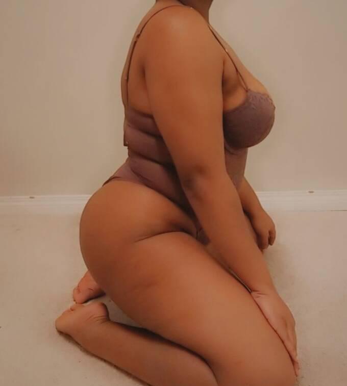 April is Female Escorts. | Calgary | Alberta | Canada | scarletamour.com 