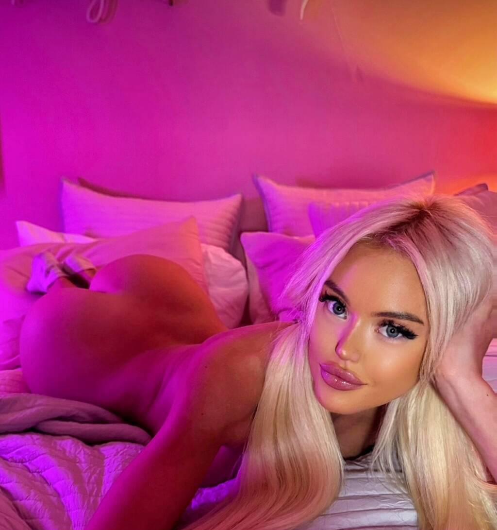 
                        Emity
                     is Female Escorts. | Calgary | Alberta | Canada | scarletamour.com 