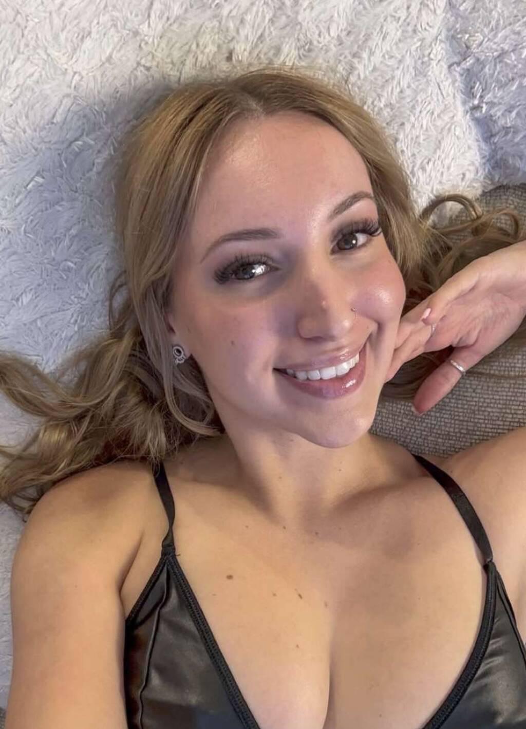
                        Kim
                     is Female Escorts. | Saskatoon | Saskatchewan | Canada | scarletamour.com 